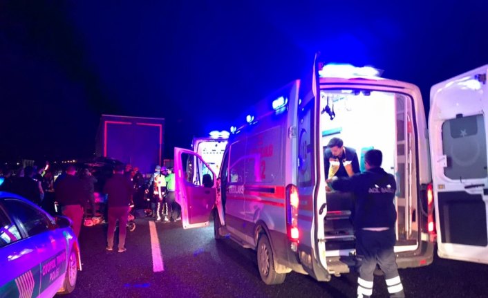 Anadolu Otoyolu'nda tırla minibüs çarpıştı: 5 ölü, 3 yaralı