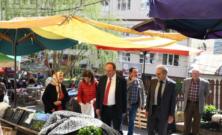 Artvin Belediye Başkanı Elçin, semt pazarını ziyaret etti