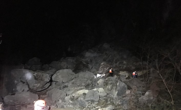 Artvin'de Karadeniz Sahil yolundaki tünelde göçük