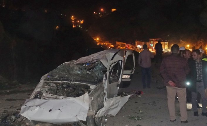 Artvin'de park halindeki şarampole yuvarlandı: 1 ölü, 1 yaralı