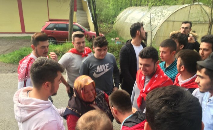 Asker adayları şehidin annesinden helallik istedi