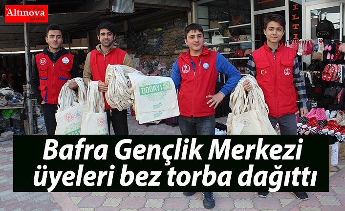 Bafra Gençlik Merkezi üyeleri bez torba dağıttı