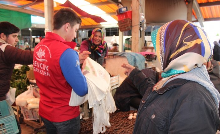 Bafra Gençlik Merkezi üyeleri bez torba dağıttı
