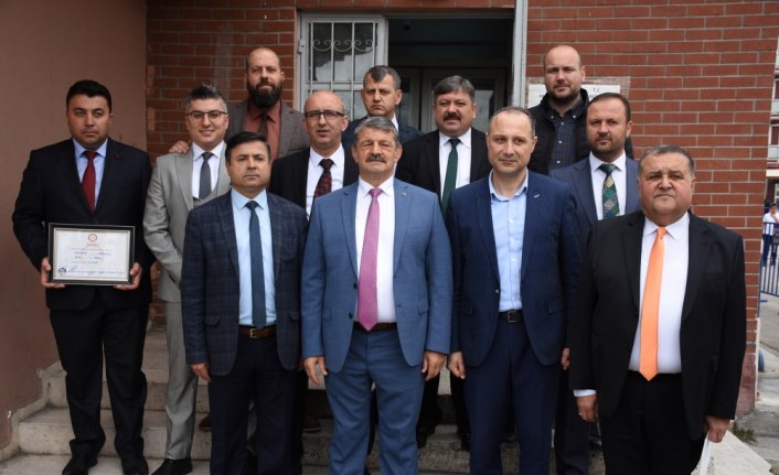 Bartın Belediye Başkanı Akın, mazbatasını aldı