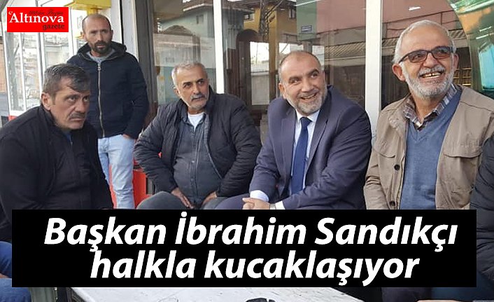 Başkan Sandıkçı halkla kucaklaşıyor