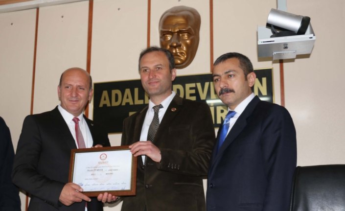 Belediye başkanları mazbatalarını aldı
