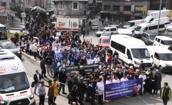 Çocuklar otizme dikkat çekmek için yürüdü