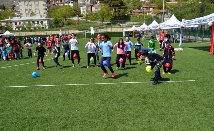 Çocuklar, unutulan sokak oyunlarını oynadı