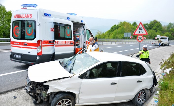 Düzce'de otomobil bariyerlere çarptı: 3 yaralı