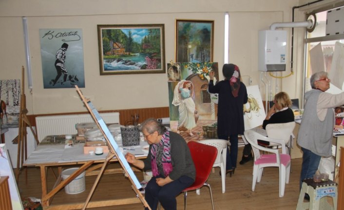Emekli kadınlar resim kursunda buluştu