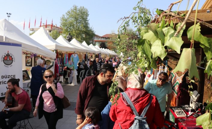 Festivalde 50 çeşit ottan yemek yapıldı