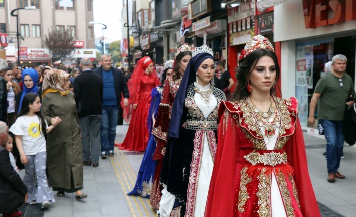 Gelinlikleri sokak defilesiyle tanıttı