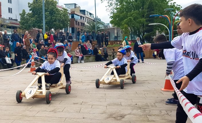 Giresun'da çocuklar tahta arabalarla yarıştı