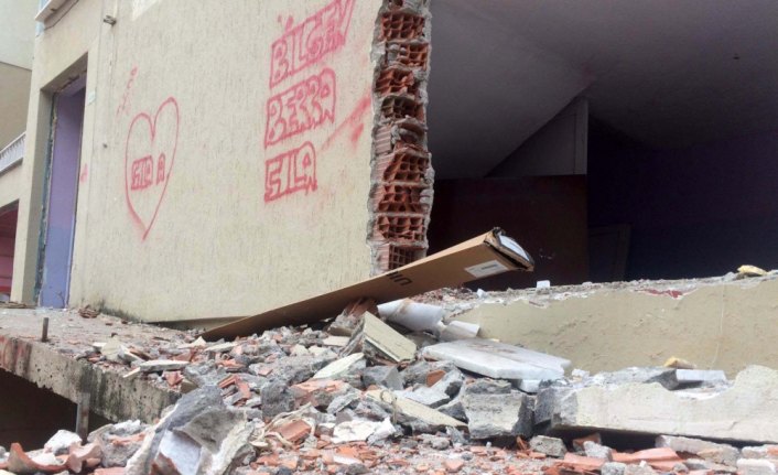 Hasarlı lise binasının yıkımına başlandı