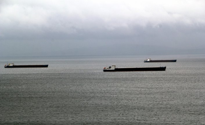 Karadeniz'de olumsuz hava nedeniyle yük gemileri Sinop Limanı'na sığındı