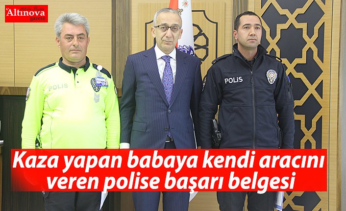 Kaza yapan babaya kendi aracını veren polise başarı belgesi