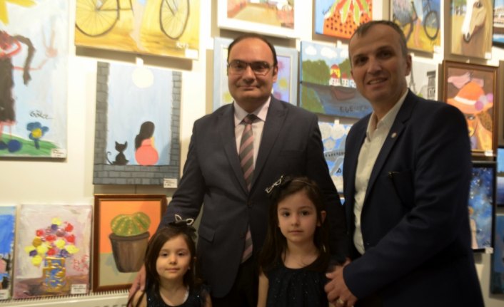 Merzifon'da öğrenciler resim sergisi açtı