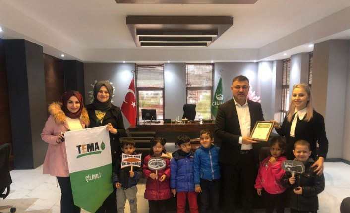 Minik öğrenciler projelerini Belediye Başkanı Yavuz'a sundu