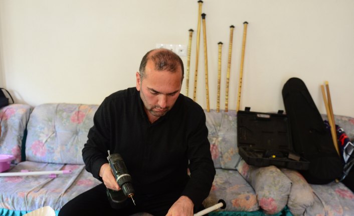 Müzik tutkunu imam fırça sapından ney yapıyor