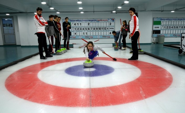 Okul okul dolaşıp çocuklara curling öğretiyor