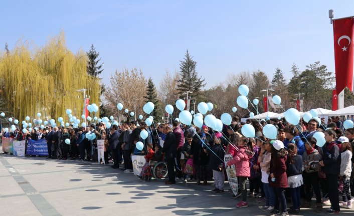 Otizme dikkat çekmek için mavi balon uçurdular