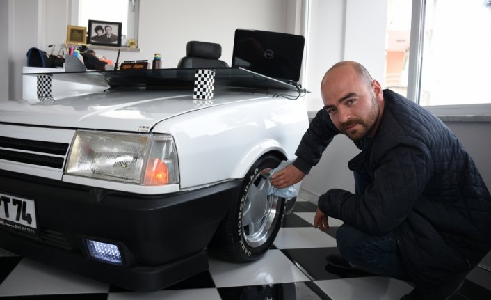 Oto galericinin çalışma masası 