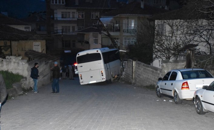 Park halindeyken hareket eden midibüs eve çarptı