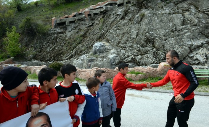 Şampiyon Mustafa Kaya memleketinde coşku ile karşılandı