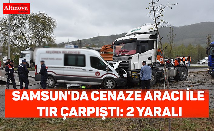 Samsun'da cenaze aracı ile tır çarpıştı: 2 yaralı