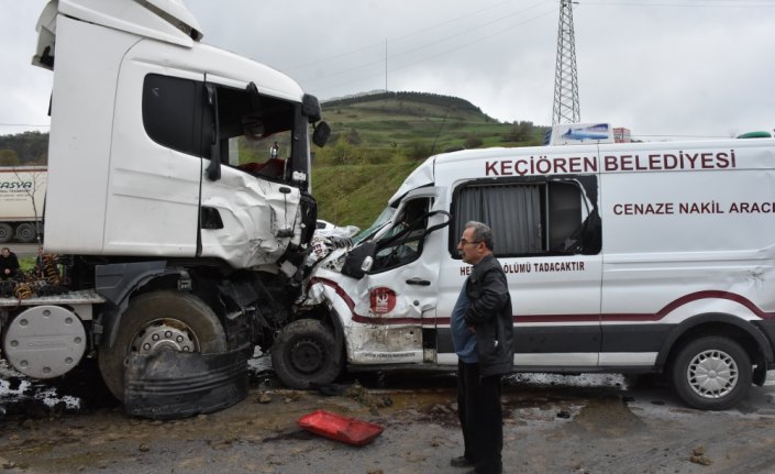 Samsun'da cenaze aracı ile tır çarpıştı: 2 yaralı