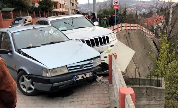 Şarampole devrilmelerini beton korkuluklar engelledi