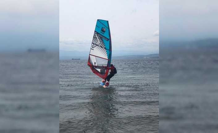 Sörf tahtasıyla dünya turuna devam ediyor