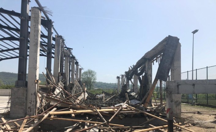 Spor salonu inşaatında iskele çöktü: 1 yaralı