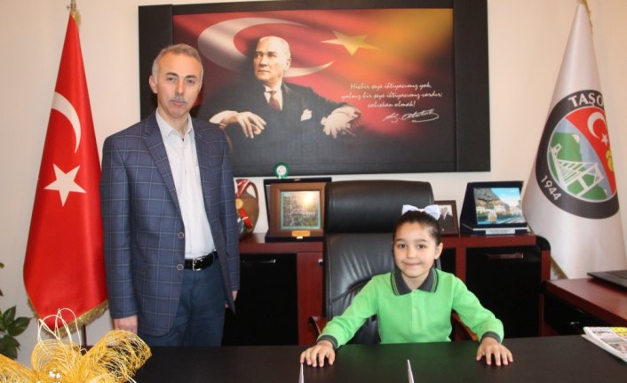 Taşova'da makamlara minik öğrenciler oturdu