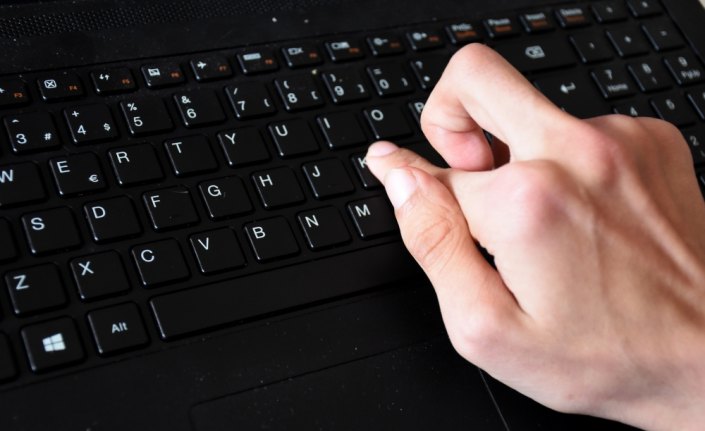 Tek parmağıyla üçüncü kitabını yazıyor