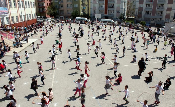 Tokat'ta 500 öğrenci aynı anda ip atladı