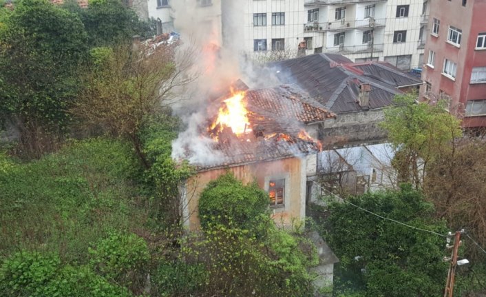 Trabzon'da metruk binada yangın