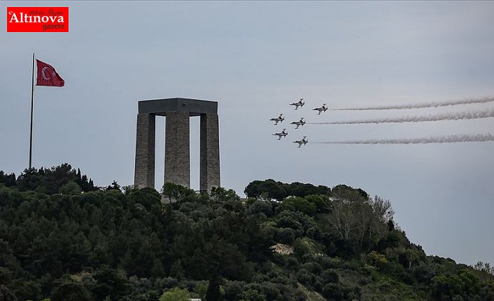 'Türk Yıldızları' Şehitler Abidesi semalarında