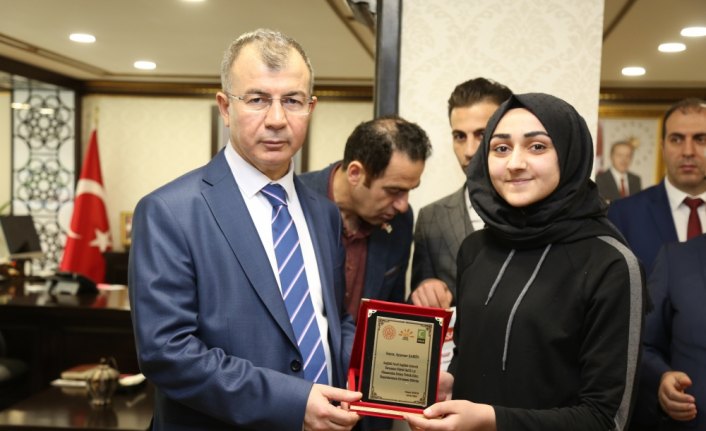 Vali Doruk, dereceye giren öğrencilere ödüllerini verdi