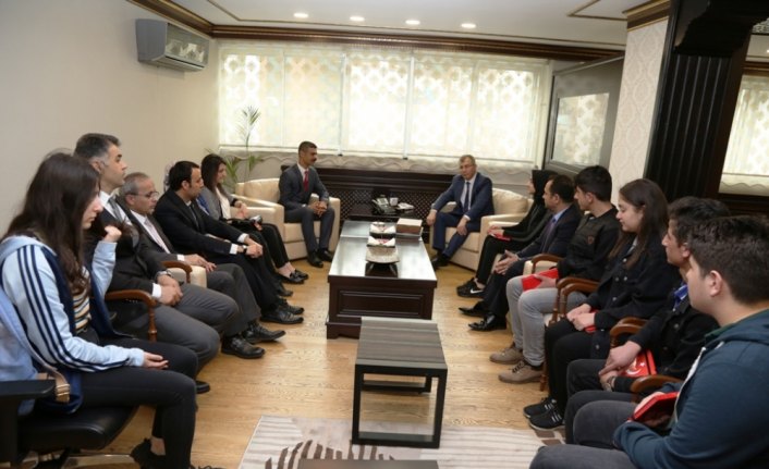 Vali Doruk'a öğrencilerden ziyaret