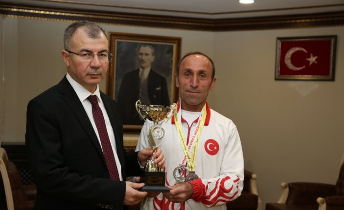 Vali Doruk'tan başarılı sporcuya kutlama