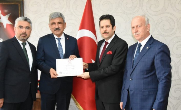 Vezirköprü Belediye Başkanı İbrahim Sadık Edis mazbatasını aldı