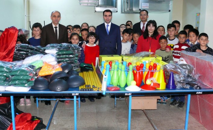 Yeşilyurt'ta öğrencilere spor malzemeleri dağıtıldı