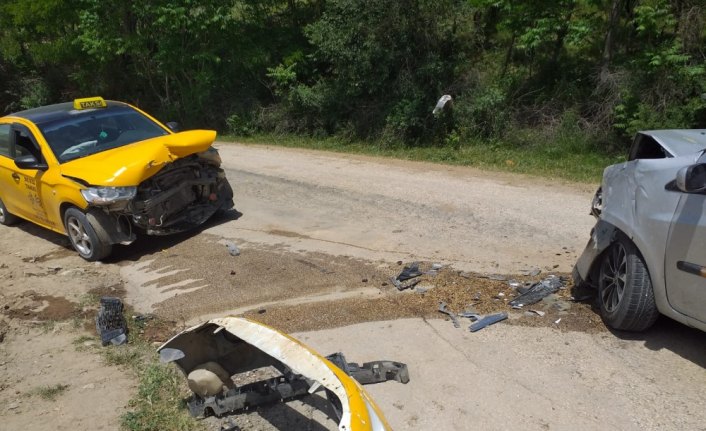 Amasya'da 2 otomobil çarpıştı: 7 yaralı