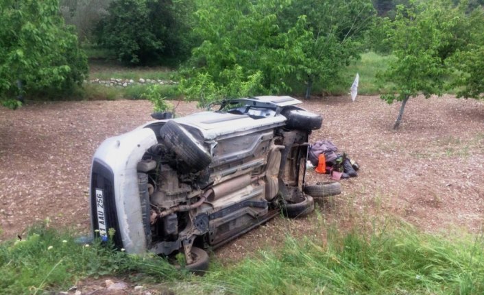 Amasya'da hafif ticari araç devrildi: 6 yaralı