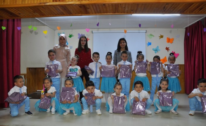 Ana sınıfı öğrencilerinden Anneler Günü programı