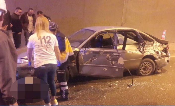 Arızalanan aracını iterken kamyon çarptı