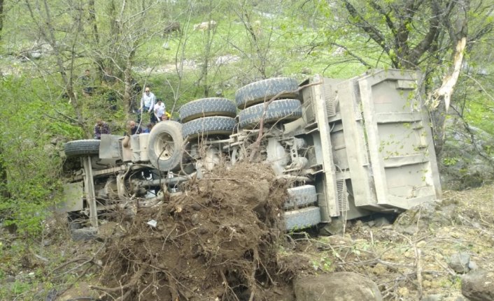 Artvin'de kamyon uçuruma devrildi: 1 ölü