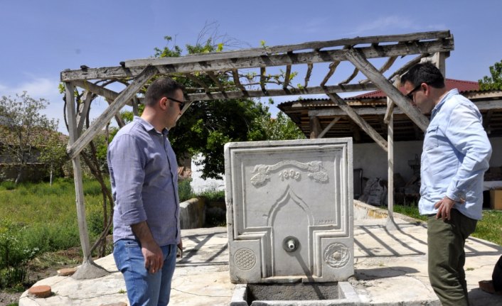 Bahçesindeki tarihi çeşmeyi müzeye bağışladı