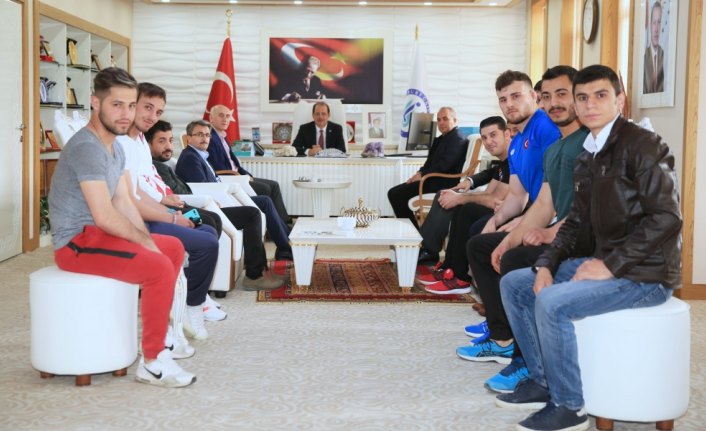 Başarılı sporcular ödüllendirildi